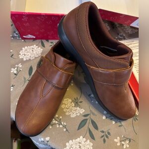 Algeria Dani Saddle Colored Shoes. New condition in Box. Size 10.5 -11 Medium.